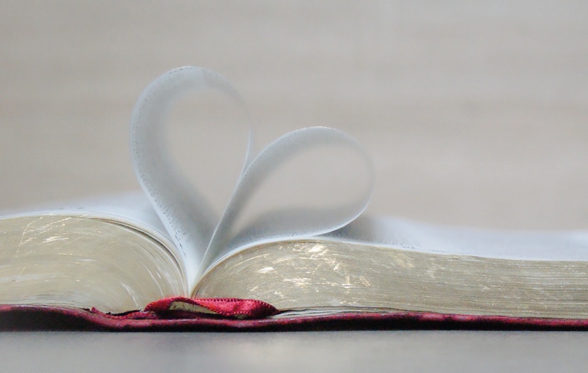 Bible ouverte avec un coeur